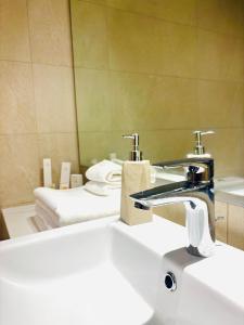 ein Badezimmer mit einem Waschbecken mit Wasserhahn in der Unterkunft La Vista Home Stay with Parking in Ajman 