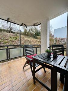 a patio with a table and chairs on a balcony at Ferienwohnung No 5`2 Rottweil in Rottweil