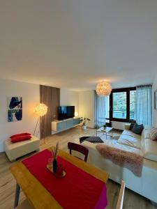 een woonkamer met een bank en een tafel bij Ferienwohnung No 5`2 Rottweil in Rottweil