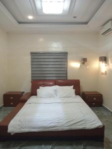 Rúm í herbergi á Miriya apartments