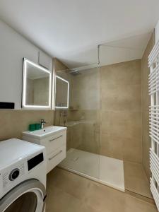 een badkamer met douche en wasmachine bij Ferienwohnung No 5`2 Rottweil in Rottweil