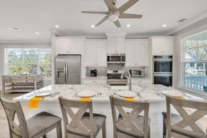 una cucina con un grande tavolo in marmo e sedie di 121 Killgriffe a Oglethorpe Park