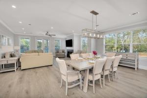 una sala da pranzo e un soggiorno con tavolo e sedie di 121 Killgriffe a Oglethorpe Park