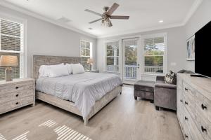 una camera da letto con un letto e un ventilatore a soffitto di 121 Killgriffe a Oglethorpe Park Altre 39 foto