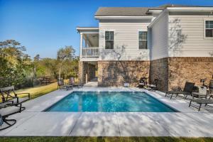 una piscina nel cortile di una casa di 121 Killgriffe a Oglethorpe Park