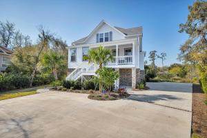 una casa bianca con una palma nel vialetto di 121 Killgriffe a Oglethorpe Park