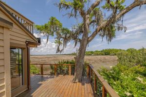 un albero su un ponte accanto a una casa di 322 Brockinton Marsh a Riverview