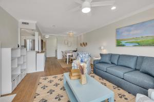 un soggiorno con un divano blu e una cucina di 322 Brockinton Marsh a Riverview