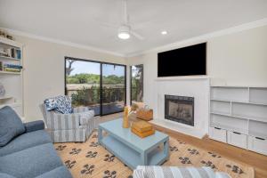 un soggiorno con camino e TV di 322 Brockinton Marsh a Riverview