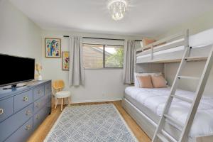 una camera con letto a castello e TV di 322 Brockinton Marsh a Riverview