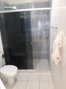 un bagno con wc e doccia in vetro di Quarto Duplo com Ar e Banheiro Privativo a poucos metros do mar a Porto De Galinhas