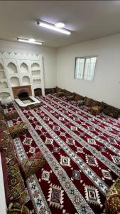 una stanza con un letto e tappeti sul pavimento di شاليه أمسية a Buraydah