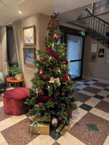 Un árbol de Navidad en medio de una habitación en Hotel Breiseth, en Lillehammer