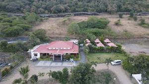 een luchtzicht op een huis met een roze dak bij Shivjanmabhumi Resort in Junnar