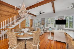 ein Esszimmer mit Tisch und Stühlen in der Unterkunft 16 Coast - Merrimac Cottage in East End