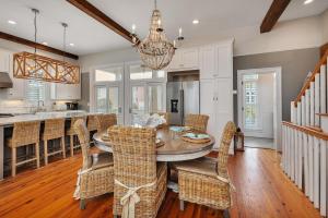 eine Küche und ein Esszimmer mit Tisch und Stühlen in der Unterkunft 16 Coast - Merrimac Cottage in East End