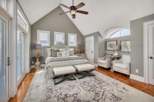 ein Schlafzimmer mit Bett und Deckenventilator in der Unterkunft 16 Coast - Merrimac Cottage in East End + 40 Fotos