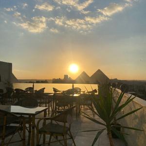 Una vista de la puesta de sol sobre las pirámides. en Five Pyramids Peaks View, en El Cairo 27 fotos más