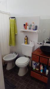 Un baño con un inodoro blanco y un lavabo. en AZUL Casa De Campo, en Esquina