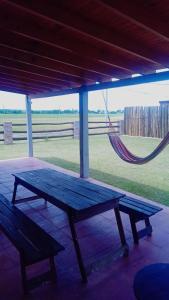 una hamaca y una mesa de picnic con una hamaca en AZUL Casa De Campo, en Esquina