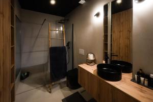 een badkamer met een zwarte wastafel en een douche bij Trihouse Douro and Sea View in Vila Nova de Gaia