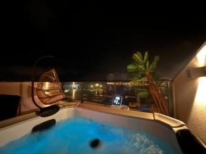 een bad met uitzicht op de stad in de nacht bij Trihouse Douro and Sea View in Vila Nova de Gaia