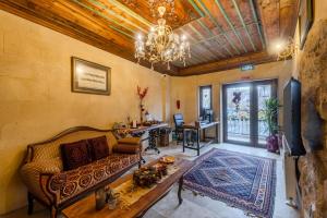 un soggiorno con un divano e un tavolo di Erbelya Cappadocia House a Göreme