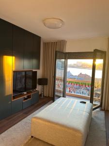 een slaapkamer met een bed en een flatscreen-tv bij Trihouse Douro and Sea View in Vila Nova de Gaia +18 foto's