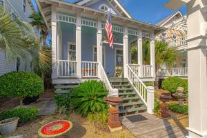 een huis met een Amerikaanse vlag op de veranda bij 27 Coast - Frederica Cottage in East End