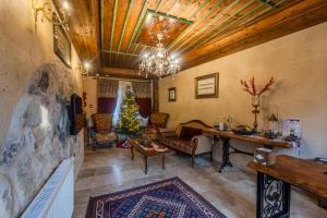 un soggiorno con un albero di Natale in un angolo di Erbelya Cappadocia House a Göreme Altre 12 foto