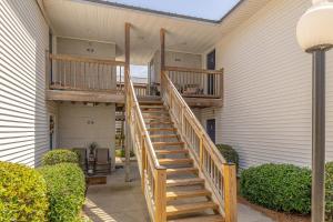 una scala in legno che conduce a una casa di Island Square #808 a Island Retreat
