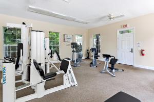 una sala fitness con tapis roulant e macchinari per il cardio-fitness di Island Square #808 a Island Retreat