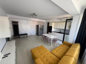 een woonkamer met een bank en een tafel bij Sarah Apartment in Constanţa +3 foto's