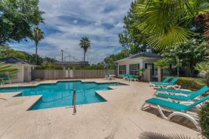 una piscina con sedie a sdraio blu e una casa di Island Square #808 a Island Retreat