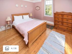 Postel nebo postele na pokoji v ubytování Seaside & Lake District Retreat + 58 fotografií