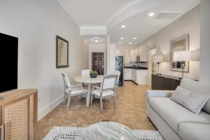 een woonkamer met een tafel en stoelen en een keuken bij Sea Gate #104 in Demere Park