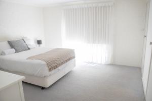 En eller flere senge i et værelse på Melville Views Apartment