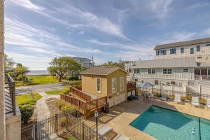 een luchtfoto van een huis met een zwembad bij Sea Gate #104 in Demere Park