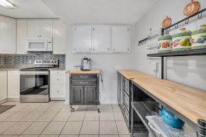 Η κουζίνα ή μικρή κουζίνα στο Island Square #106