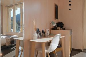 a room with a table and chairs and a bed at La Presentosa guest house in Villalago