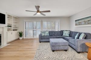 un soggiorno con un divano e un ventilatore a soffitto di 353 Brockinton Marsh a Riverview