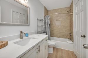 un bagno con lavandino e WC di 353 Brockinton Marsh a Riverview Altre 18 foto