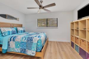 una camera da letto con un letto e un ventilatore a soffitto di 353 Brockinton Marsh a Riverview