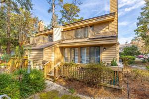 una casa con balcone sul lato di 353 Brockinton Marsh a Riverview