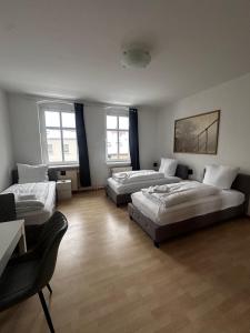 2-Zi-Wohnung und Parkplatz für Geschäftsreisende في رودرسدورف: سريرين في غرفة ذات نافذتين