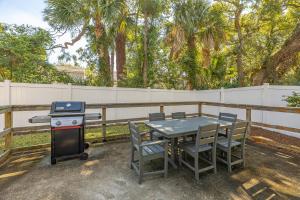 a table and chairs with a grill and a table and chairs sidx sidx at 1126 Park Lane in Demere Park