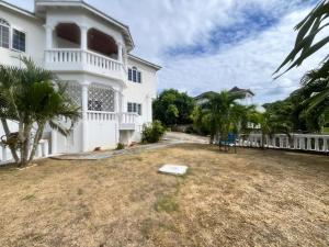 LyssonsにあるThe Retreatの白い家