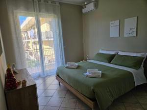 een slaapkamer met een groot bed met twee handdoeken erop bij Tra Onde e Vette in San Leonardello