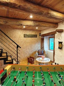 un soggiorno con tavolo da ping pong in una casa di Eco-gîte panoramique face aux volcans avec ateliers couture bohème en option a Champagnac-le-Vieux