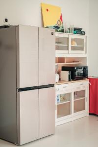 Nhà bếp/bếp nhỏ tại Canggu villa quite cozy with rooftop and studio